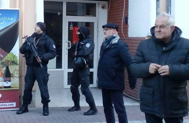 В Пловдив и пиле не може да прехвръкне, тежко въоръжени ченгета кръстосват площада (СНИМКИ)