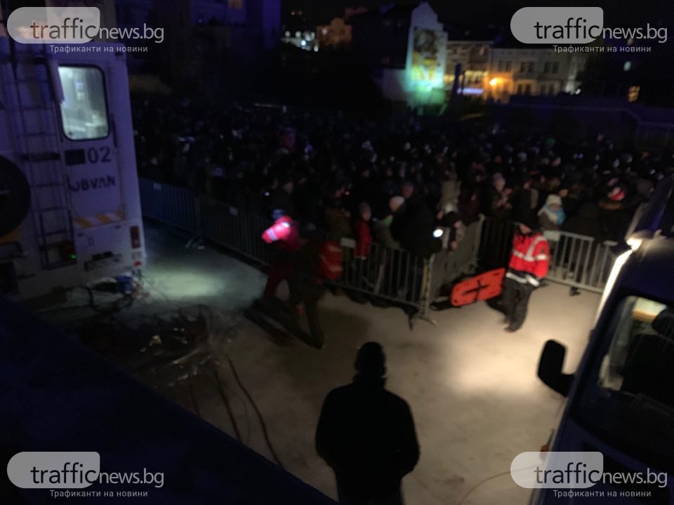 Стряскащ инцидент на тържественото откриване в Пловдив, линейки хвърчат към сцената 
