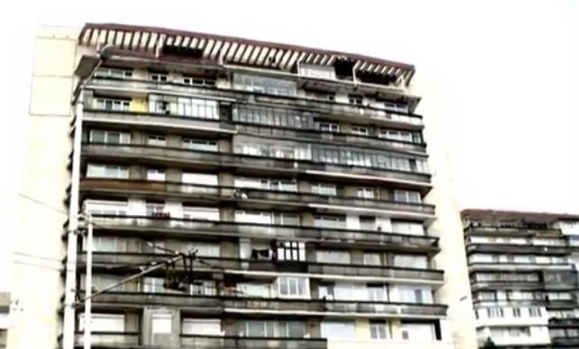 Десетки русенци живеят в страшен кошмар! От 30 години блокът им се конкурира с кулата в Пиза заради... 