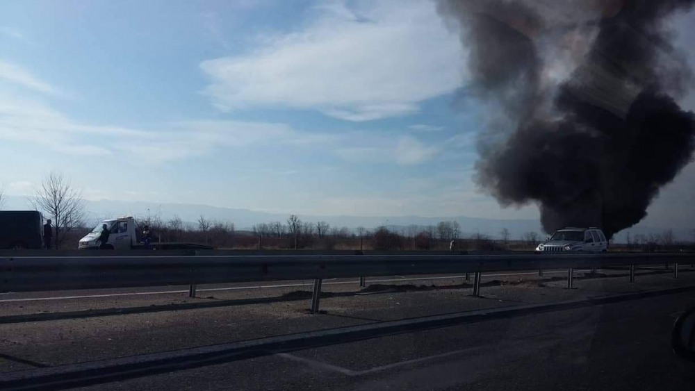 Огнен ад на „Тракия”, черни кълба дим се носят над магистралата (СНИМКИ)