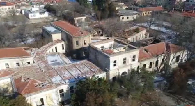 Пак безчинство: Цигани опустошиха сградата на белодробната болница в Сливен