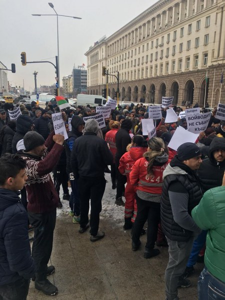 Шепа роми с плакати обсадиха Министерски съвет, зоват Каракачанов да сдаде властта 