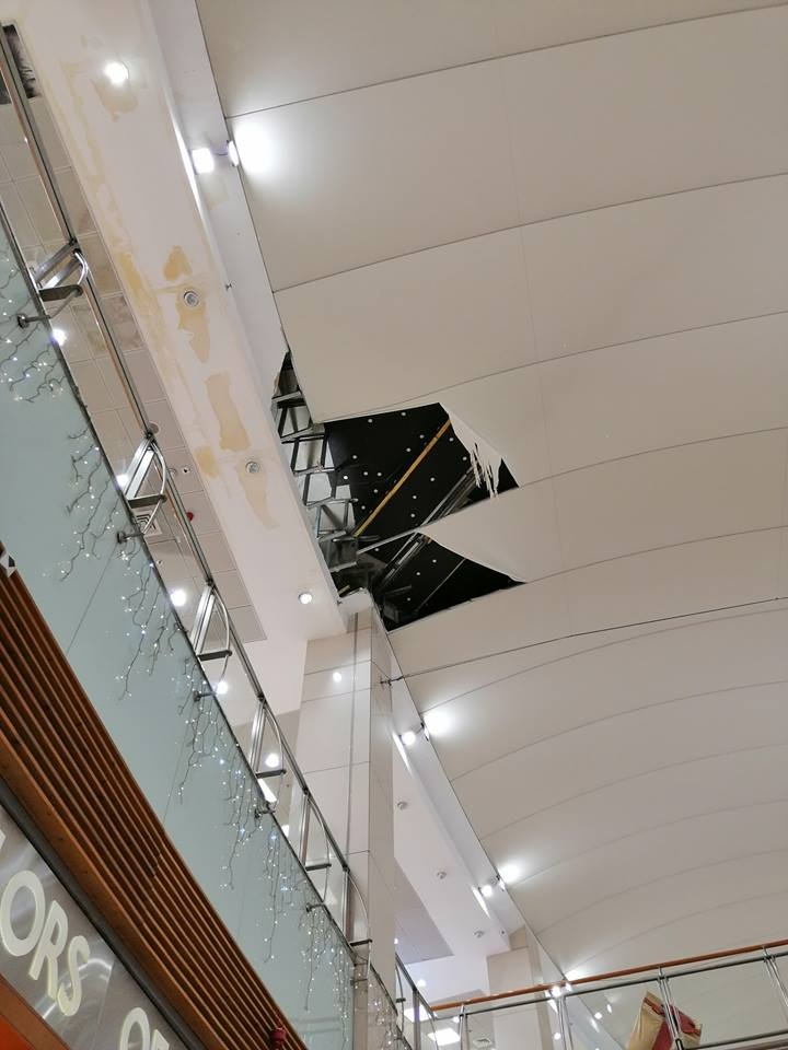 Шок! Клиенти погледнаха към тавана на мол в София и видяха огромна… (СНИМКА)