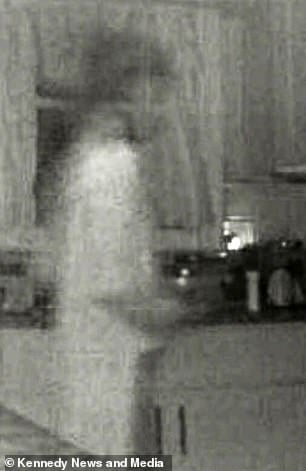Охранителна камера запечата ясно призрак на момче, починало преди две години (СНИМКИ) 