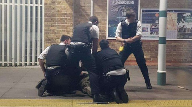 Главорез размахва мачете, жени пищят в лондонското метро (СНИМКИ/ВИДЕО)