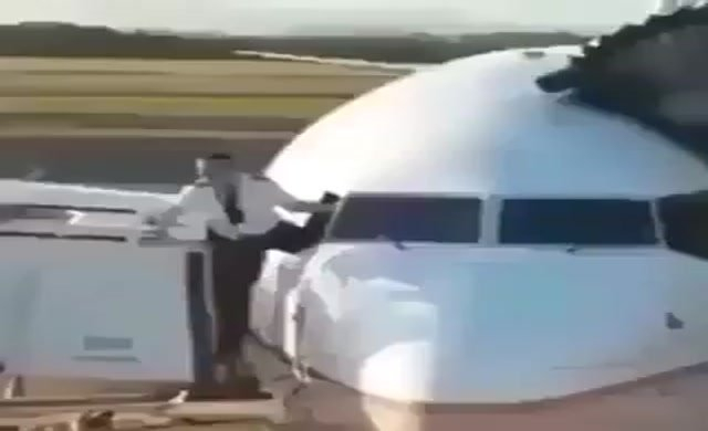 Уникално: Пилот на самолет се качи в кабината през прозореца (ВИДЕО)