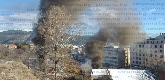Извънредна ситуация край болница в Благоевград, черни облаци дим се носят над района (СНИМКИ)