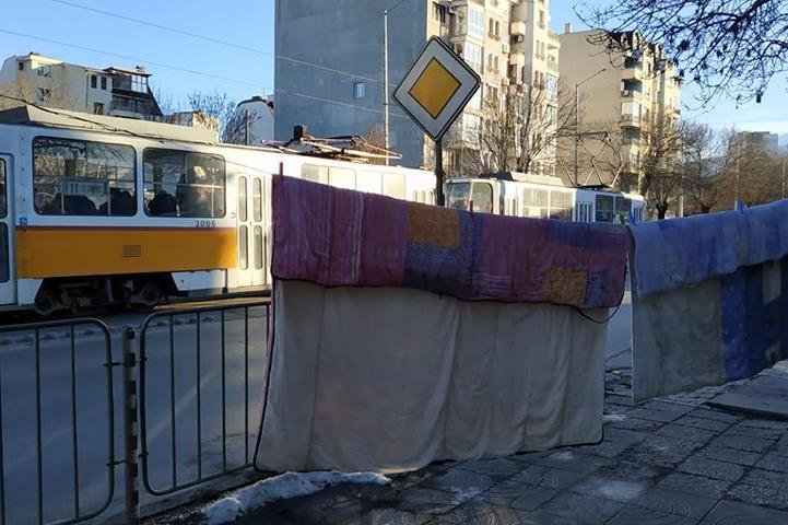Столичани гледат тази цигания на бул. "Константин Величков" и питат как да минат по тротоара (СНИМКА)