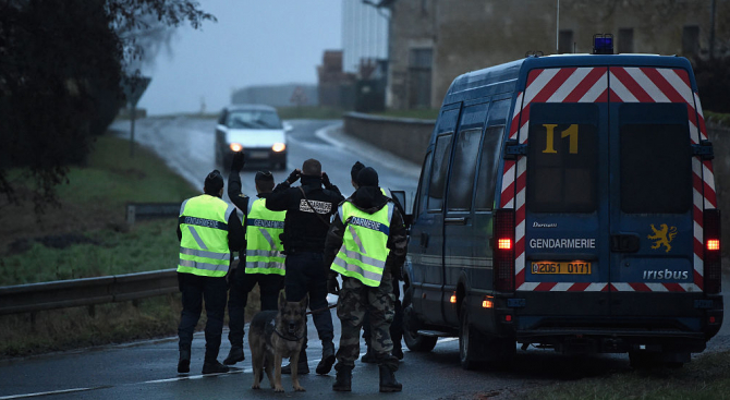Българин, превозвал 15 нелегални мигранти с микробус, е задържан във Франция