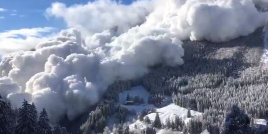 Страховито ВИДЕО показва раждането на лавина в Швейцарските Алпи