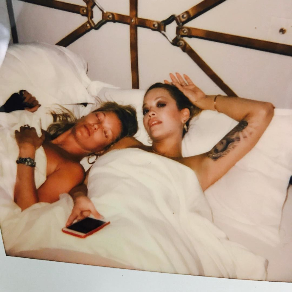 Рита Ора направо побърка мрежата! Пусна се гола от леглото с Кейт Мос (СНИМКИ 18+)