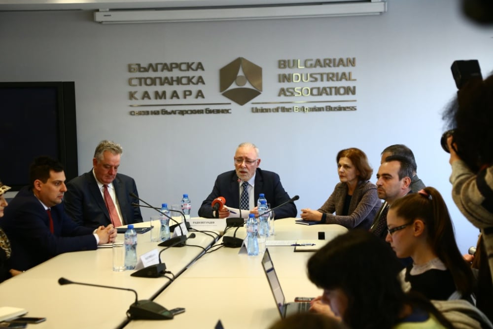 Българската петролна и газова асоциация иска промени в отложения Закон за горивата