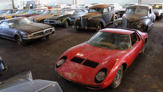 Откриха огромна колекция от редки автомобили, захвърлени в склад (СНИМКИ/ВИДЕО)