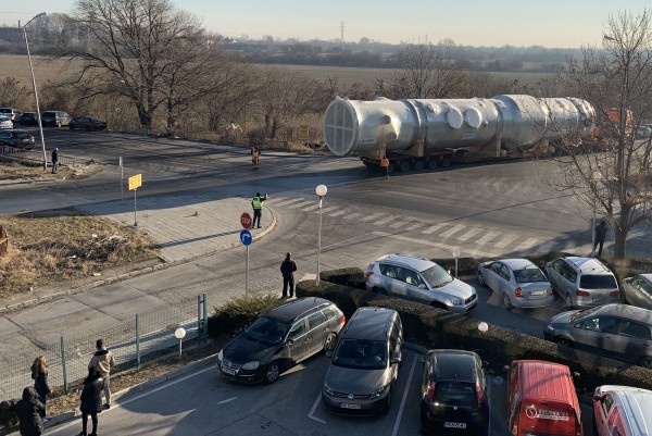 Огромен извънгабаритен товар блокира трафика в Пловдив (СНИМКИ)