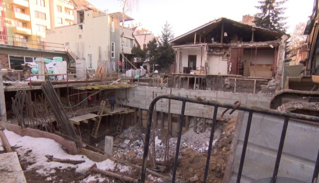 Кошмарен строеж събори стена на обитаема къща в София