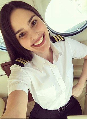 Изумителна красавица е само на 21 и вече е пилот на самолет (СНИМКИ)