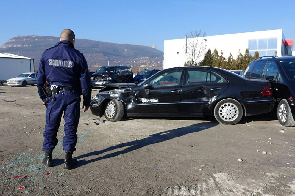 Погром: Келеши потрошиха 16 коли в шуменска автокъща (СНИМКИ)