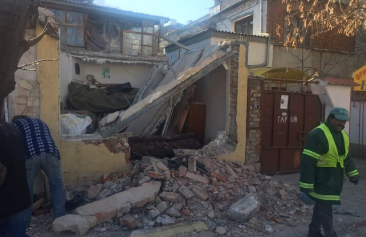  7 години бутат незаконна къща в Пловдив