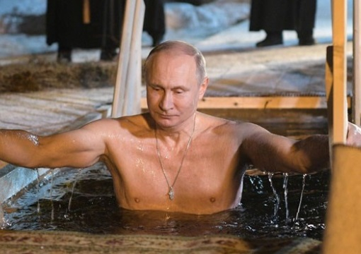 Путин се потопи в ледена вода по случай Кръщение Господне (ВИДЕО)