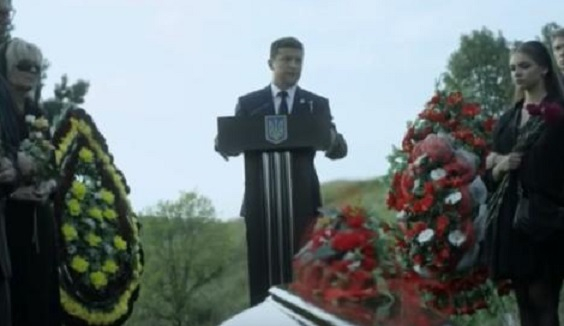 Конкурент за изборите направи бутафорно опело и погреба Порошенко (ВИДЕО)