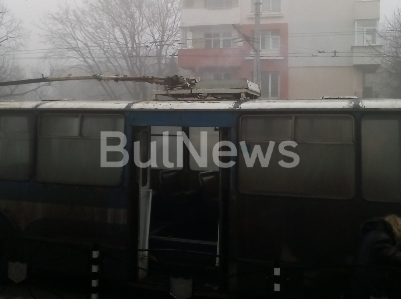 Тролей с пътници се запали във Враца (СНИМКИ)