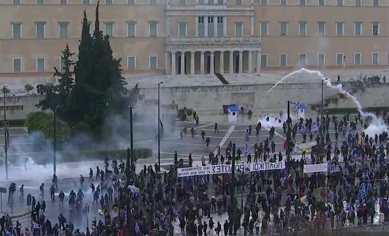 Шокиращо ВИДЕО от сражението на полицаи и протестиращи на стълбите на гръцкия парламент 