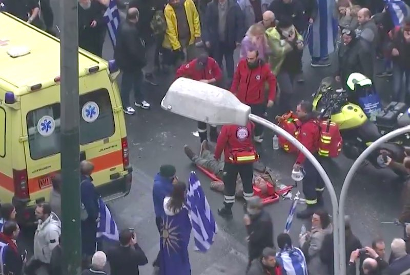 Шокиращо ВИДЕО от сражението на полицаи и протестиращи на стълбите на гръцкия парламент 