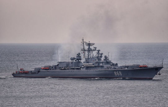 Появиха се първи СНИМКИ на US разрушителя „Доналд Кук” в Босфора и причакващия го руски стражеви кораб 