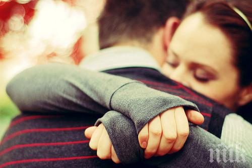 Днес могат да се подаряват приятелски прегръдки даже на непознати хора, ето защо