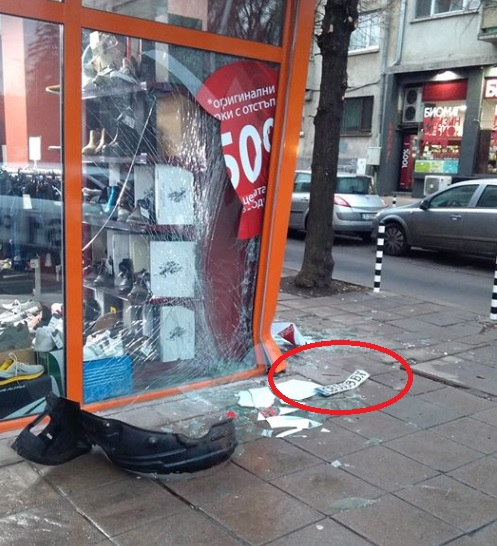 Само в БЛИЦ! Софиянци разплитат мистериозна катастрофа - чия е колата, халосала магазин на бул."Янко Сакъзов" (СНИМКИ)