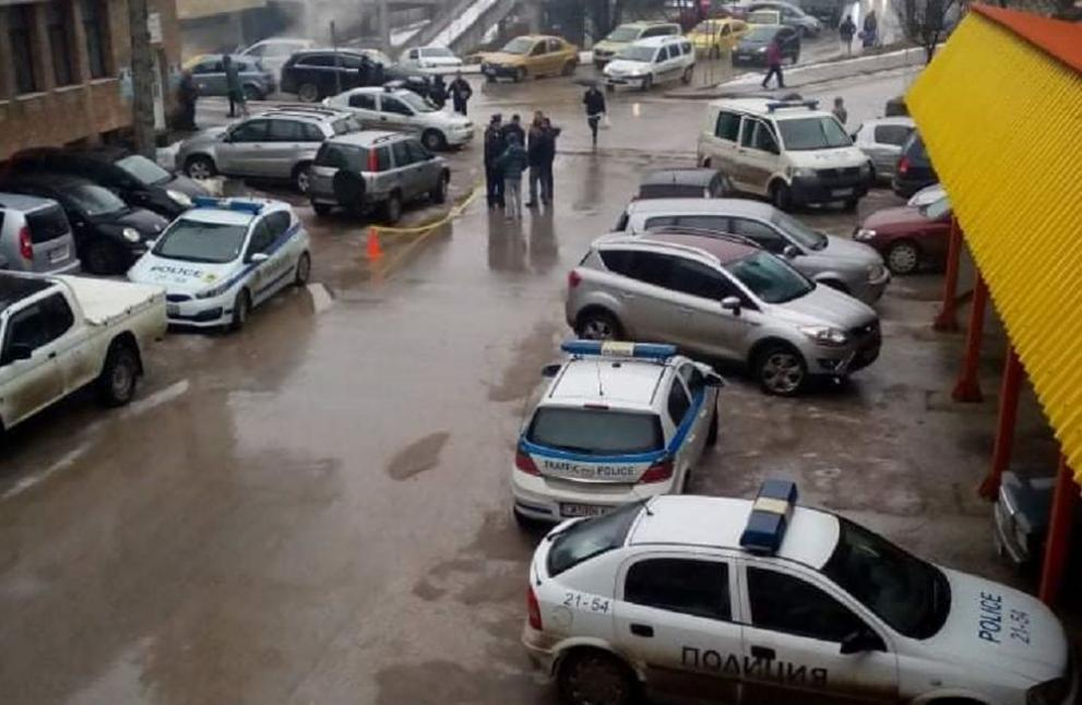 Трагедия: Смолянски полицай издъхна зад волана след преглед в болница и се заби в паркирани коли (СНИМКИ)