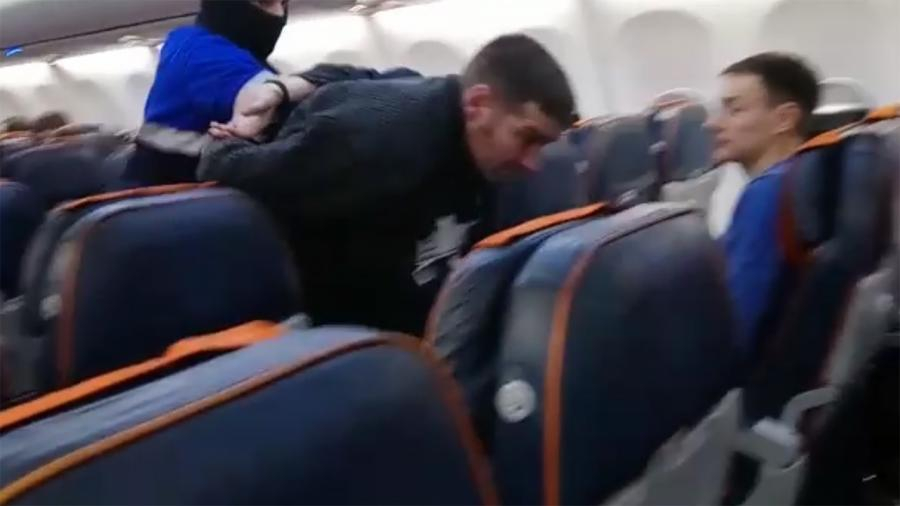 Зрелищни СНИМКИ и ВИДЕО: Командоси нахлуха и извлякоха сгърчен похитителя на самолета на "Аерофлот"