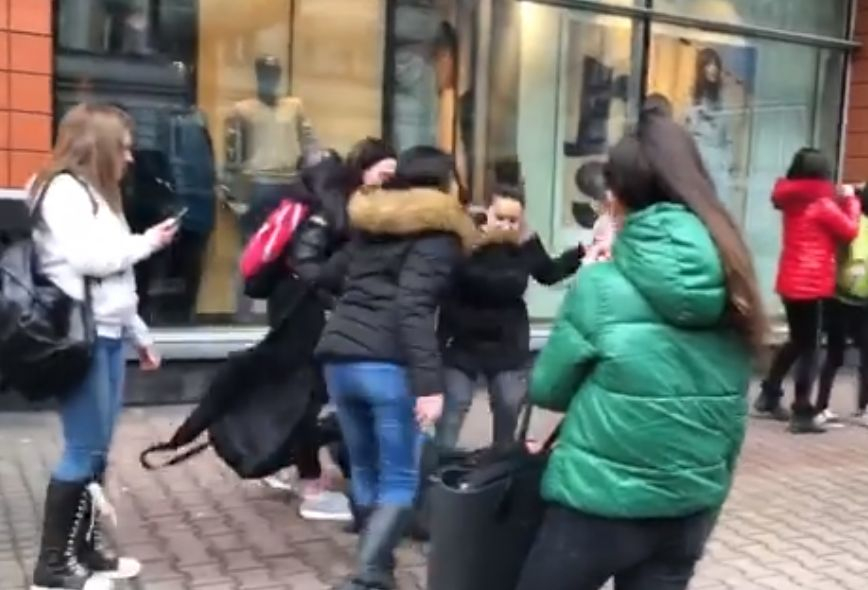 Брутална агресия взриви нета! Ученички наритаха като животно своя връстничка пред столичен мол (ВИДЕО)