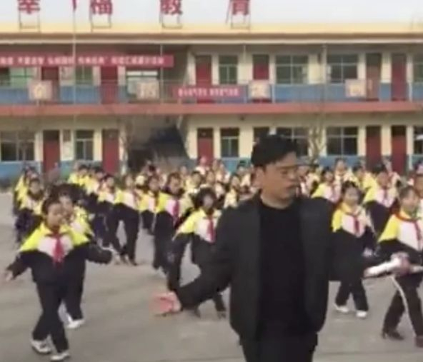 Директор на школо взриви мрежата с бурните си танци с учениците (ВИДЕО)
