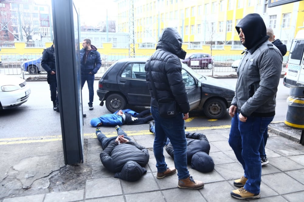 Зрелищен екшън: Натръшкаха три мутри насред столичен булевард (СНИМКИ)