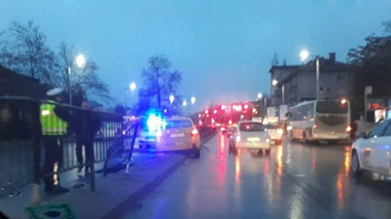 Такси се вряза в мантинелата до автогарата в Пловдив (СНИМКИ)