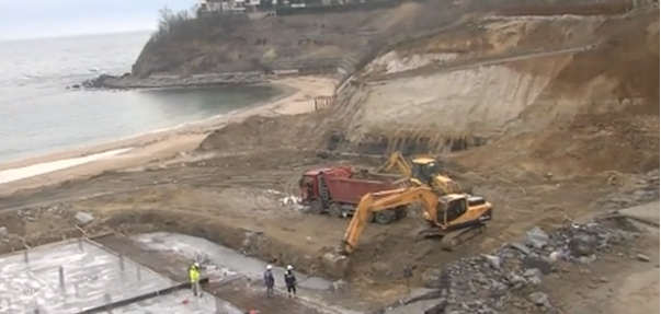 Няма край: Строителна техника нагази в "Шофьорският плаж" край Созопол