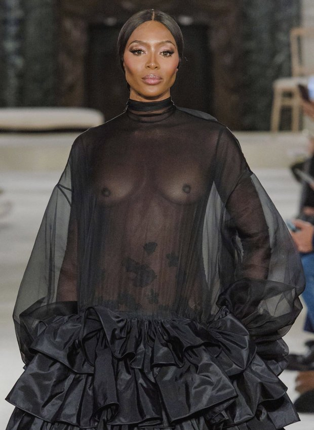 Наоми Кембъл направи фурор на модния подиум! Показа стегнатите си гърди през полупрозрачна рокля (СНИМКА 18+)