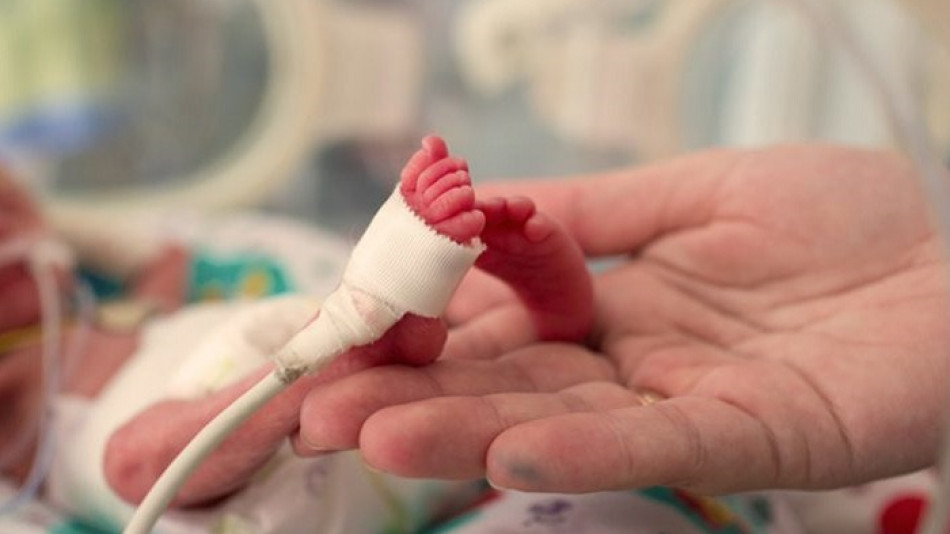 Лекари сложиха недоносено бебе в найлонов плик за сандвичи и започна кошмарът за майка му