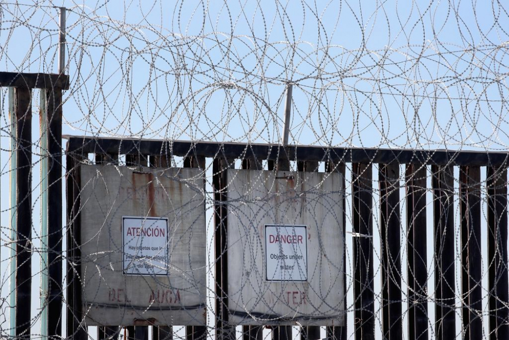 Зрелище: Мигранти нахлуха през стената на американската граница със стълба, но от другата страна... (ВИДЕО)