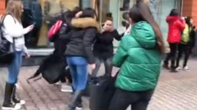 Закопчаха 9 ученички за зверския бой пред столичен мол (ВИДЕО)
