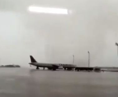 Бедствено положение в Анталия: Торнадо удари летището - има много ранени и повредени самолети! Градът е почти разрушен (СНИМКИ/ВИДЕО)