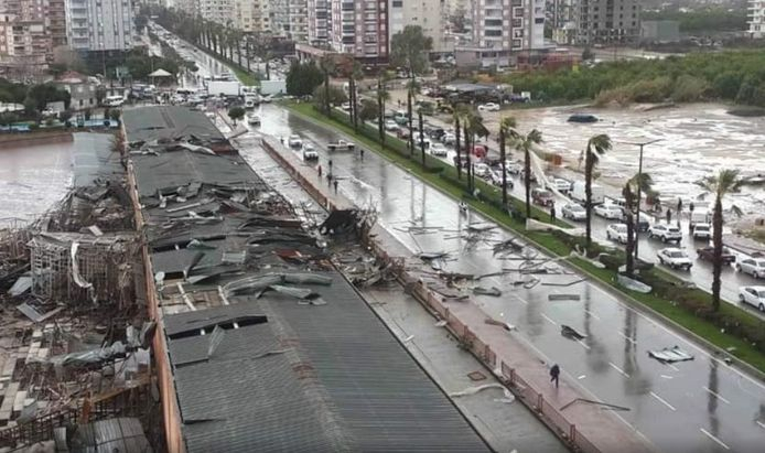 Бедствено положение в Анталия: Торнадо удари летището - има много ранени и повредени самолети! Градът е почти разрушен (СНИМКИ/ВИДЕО)