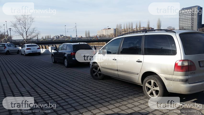 Нагъл шофьор паркира на алея, а когато му направиха забележка, заплаши с... (СНИМКИ/ВИДЕО)