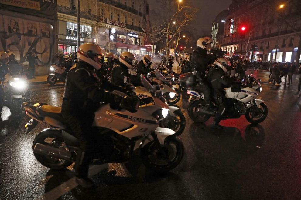 Участник в протестите на „жълтите жилетки“ в Париж е пострадал от полицейска граната