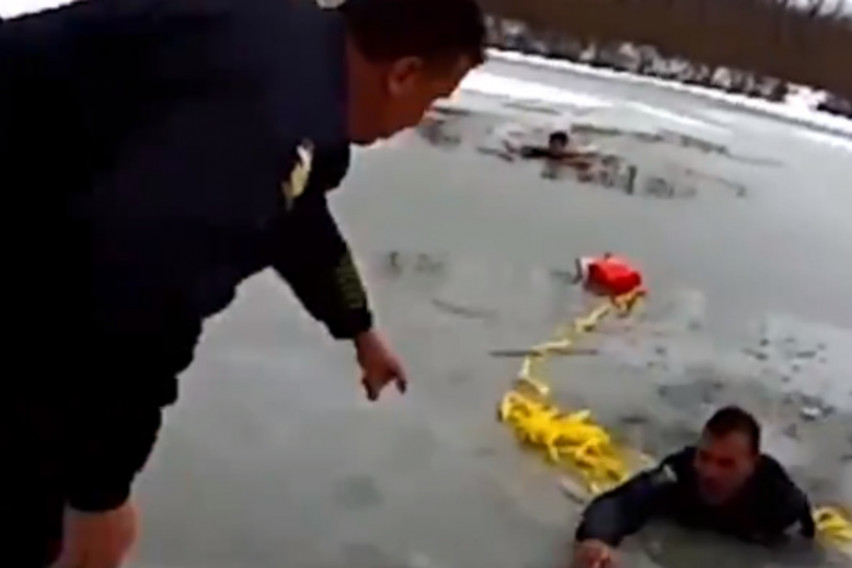 Тийнейджър падна в заледено езеро и повлече тръгналия да го спасява полицай (ВИДЕО)