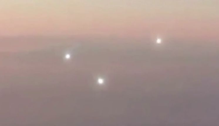 Тайнствени светлини преследват самолет в небето над Южна Америка (ВИДЕО)