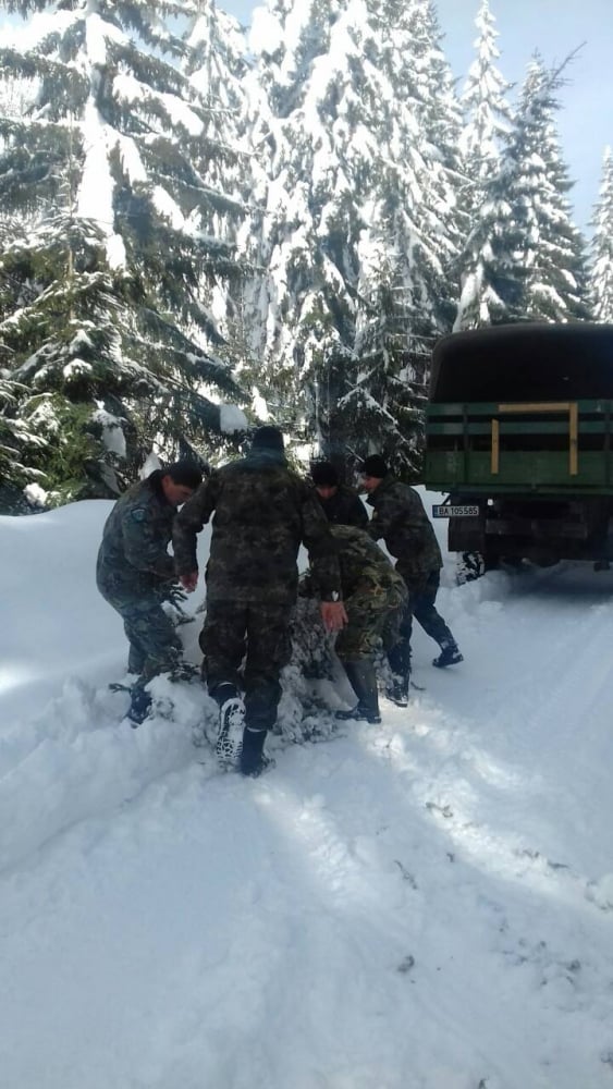 Зрелищни СНИМКИ от борбата на военни с тежките зимни условия на прохода Превала