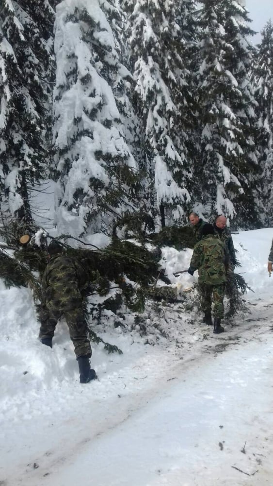 Зрелищни СНИМКИ от борбата на военни с тежките зимни условия на прохода Превала