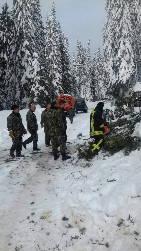 Зрелищни СНИМКИ от борбата на военни с тежките зимни условия на прохода Превала